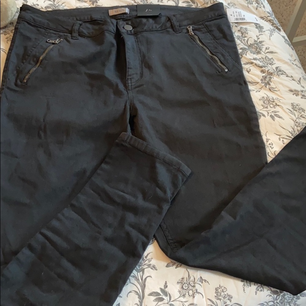 Black mid-rise jegging